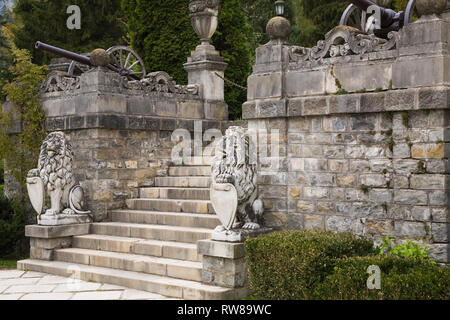 Il leone araldico le sculture in marmo di fronte al Castello di Peles in autunno, Sinaia, Romania, Europa orientale Foto Stock