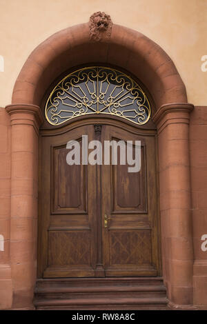 Close-up di sportello di dettagli in stile barocco edificio architettonico, Mannheim, Germania Foto Stock