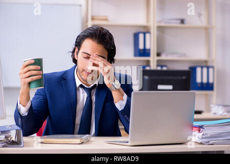 Giovane imprenditore bello lavorare in ufficio Foto Stock