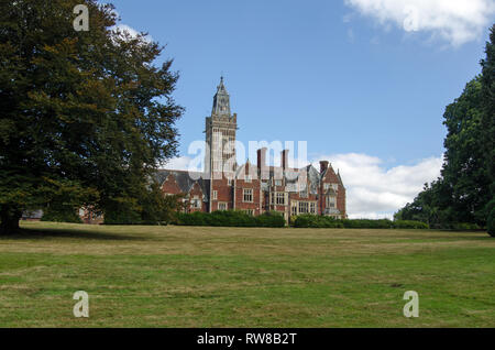 Vista sul parco verso la storica dimora signorile Aldermaston Manor nel villaggio di Aldermaston, Berkshire, Inghilterra su una tarda estate del giorno. Foto Stock