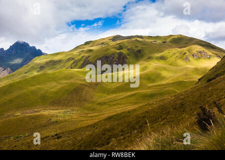 Paesaggio andino, lagune di Mojanda e loro paramos Foto Stock