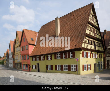 Lo stile di panpepato commerciale e residenziale di edifici di appartamenti nel borgo medievale di Dinkelsbuhl nella tarda estate, Germania Foto Stock