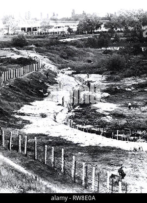 Berlino, agosto 1961 - In un ultimo tentativo di fermare il flusso di rifugiati in fuga da Germania est attraverso Berlino ovest, il governo comunista della zona sovietica spostato su agosto xiii al blocco di Berlino Est con truppe, blocchi stradali e filo spinato Foto Stock