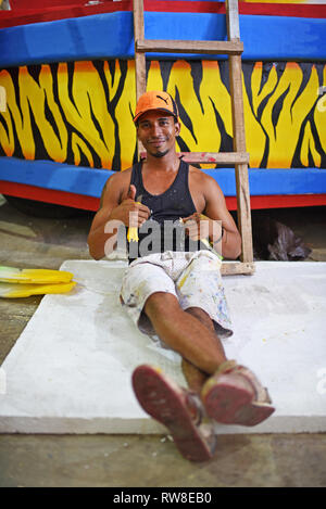 Officina in cui artigiani locali costruire elaborati galleggianti, costumi e maschere per il carnevale di Barranquilla, Colombia. Foto Stock