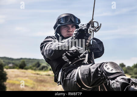 Spec Ops funzionario di polizia SWAT durante l'operazione di assalto. Foto Stock