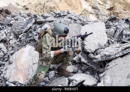 Gli stati del Navy SEAL Team con le armi in azione. Foto Stock