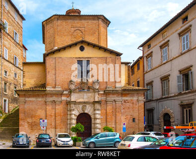 Perugia, Umbria / Italia - 2018/05/28: XVI secolo la chiesa della Compagnia della Buona Morte - Chiesa della Compagnia della Buona Morte a Piazza Piccini Foto Stock