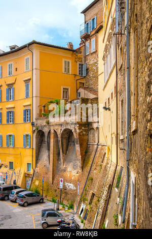 Perugia, Umbria / Italia - 2018/05/28: Medievale tenement alloggia presso la Piazza Piccinino piazza nel centro storico di Perugia trimestre Foto Stock