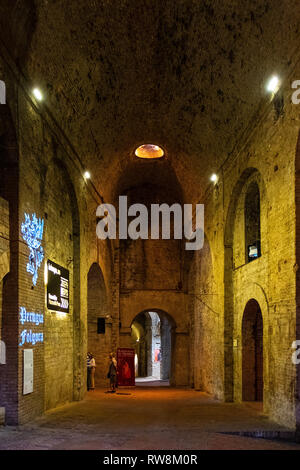 Perugia, Umbria / Italia - 2018/05/28: gallerie sotterranee e le camere del XVI secolo la Rocca Paolina, la fortezza di pietra in Perugia centro storico Foto Stock