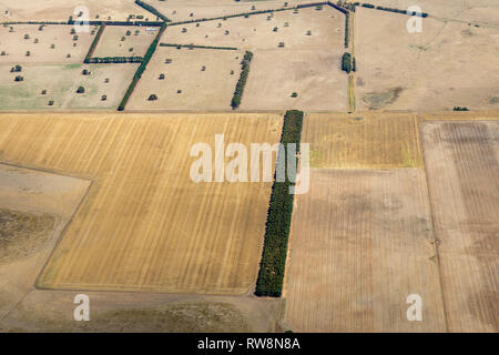 La fotografia aerea di campagna vittoriana e delle aziende agricole durante il periodo di siccità Foto Stock