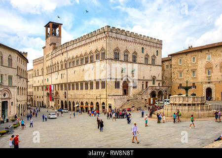 Perugia, Umbria / Italia - 2018/05/28: vista panoramica sulla Piazza IV Novembre - Perugia centro storico piazza principale con il medievale Palazzo dei Priori Foto Stock