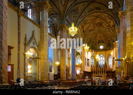 Perugia, Umbria / Italia - 2018/05/28: Interno del XV secolo la Cattedrale di San Lorenzo - Cattedrale di San Lorenzo - presso la Piazza IV Novembre - Perù Foto Stock