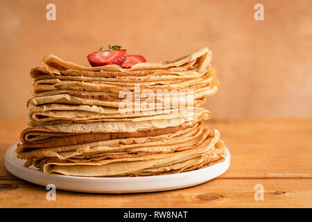 Frittelle sottili, blini o crepes su sfondo di legno con copia spazio per il testo. La cucina russa tradizionale, Maslenitsa cibo Foto Stock
