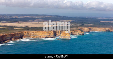 Dodici Apostoli, Great Ocean Road, Victoria, Australia vista aerea Foto Stock
