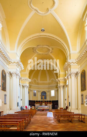 Perugia, Umbria / Italia - 2018/05/28: Interno del San Augustin chiesa gotica - Chiesa e Oratorio di Sant'Agostino a Piazza Domenico Lupatelli Foto Stock