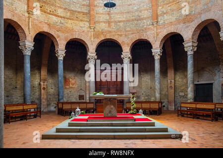 Perugia, Umbria / Italia - 2018/05/28: Interno del V secolo il cristianesimo primitivo San Michel Arcangelo Chiesa - Chiesa di San Michele Arcangelo in PE Foto Stock