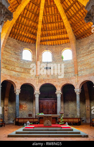 Perugia, Umbria / Italia - 2018/05/28: Interno del V secolo il cristianesimo primitivo San Michel Arcangelo Chiesa - Chiesa di San Michele Arcangelo in PE Foto Stock