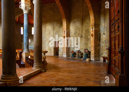 Perugia, Umbria / Italia - 2018/05/28: Interno del V secolo il cristianesimo primitivo San Michel Arcangelo Chiesa - Chiesa di San Michele Arcangelo in PE Foto Stock