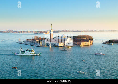 Vista aerea di Venezia all'alba, Italia. Chiesa di San Giorgio Maggiore vista. Punto di riferimento italiano Foto Stock