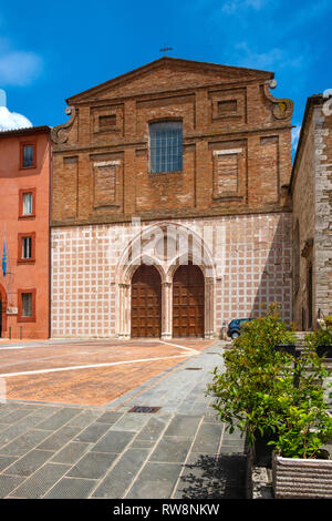 Perugia, Umbria / Italia - 2018/05/28: San Augustin chiesa gotica - Chiesa e Oratorio di Sant'Agostino a Piazza Domenico Lupatelli quadrato in Perug Foto Stock