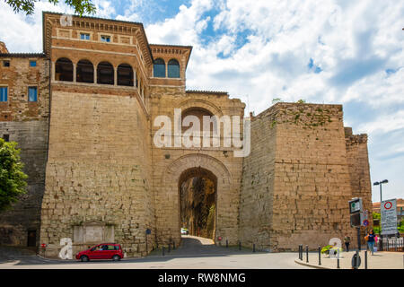 Perugia, Umbria / Italia - 2018/05/28: Arco Etrusco o di Augusto Arco Etrusco essendo un ingresso all'antica Acropoli etrusco nel centro storico di Perugia Foto Stock