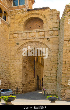 Perugia, Umbria / Italia - 2018/05/28: Arco Etrusco o di Augusto Arco Etrusco essendo un ingresso all'antica Acropoli etrusco nel centro storico di Perugia Foto Stock