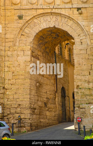 Perugia, Umbria / Italia - 2018/05/28: Arco Etrusco o di Augusto Arco Etrusco essendo un ingresso all'antica Acropoli etrusco nel centro storico di Perugia Foto Stock