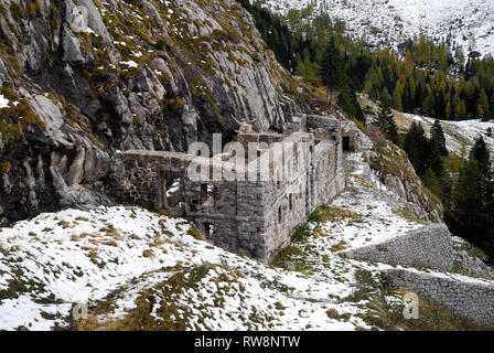 Pal Grande (austriaco : Grosser Pal) è una montagna nelle Alpi Carniche. Essa è stata teatro di violenti scontri durante la Prima Guerra Mondiale tra italiani e austriaci eserciti. La grande caserma degli Alpini del 8° Battaglione Tolmezzo reggimento. Foto Stock