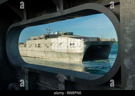 190304-N-CO914-0064 - SANTA RITA, Guam (4 marzo 2019) i militari Sealift Command (MSC) expeditionary trasporto veloce nave USNS Brunswick (T-EPF 6) si diparte dalla base navale Guam, passando il MSC expeditionary trasporto veloce nave USNS Fall River (T-EPF 4) e segna l'inizio della partnership Pacifico 2019. Pacific Partnership, ora nella sua XIV iterazione, è la più grande multinazionale annuale di assistenza umanitaria e di soccorso in caso di catastrofe preparazione missione condotta nell'Indo-Pacifico. Ogni anno la missione team lavora collettivamente con host e nazioni partner per migliorare l'interoperabilità a livello regionale e di Foto Stock