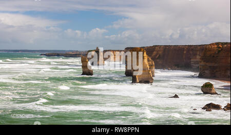 La sezione dei dodici Apostoli lungo la Great Ocean Road e South Victoria, Australia Foto Stock