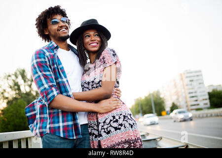 Coppia di turisti facendo una passeggiata in una strada di città marciapiede in una giornata di sole Foto Stock