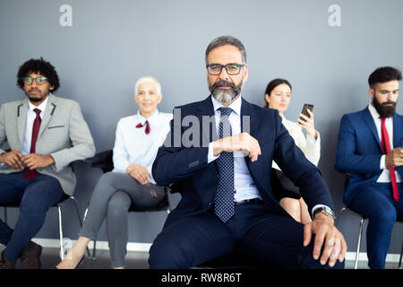Ritratto di imprenditore senior come leader presso il moderno ufficio luminoso interno Foto Stock