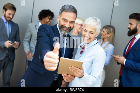 Ritratto di felice la gente di affari. Concetto di finanziari, di assicurazioni e di marketing aziendale Foto Stock
