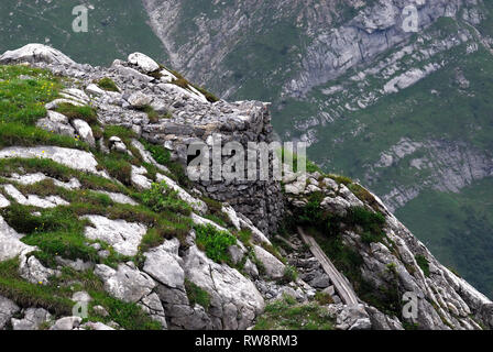 Kleiner Pal (italiano : Pal Piccolo), le Alpi Carniche. La prima guerra mondiale, austriaca look-out post sul Passo di Monte Croce Carnico (austriaco : Plockenpass). Foto Stock