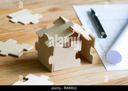 Casa con enigmi e le spese di progettazione per la costruzione di una casa concetto astratto Foto Stock