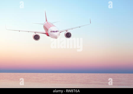 Piano volare nel cielo, Estate viaggio volo aereo, sull'acqua, volo su skyline. Il tramonto sul mare. Luogo vuoto per testo, copiare lo spazio. Foto Stock