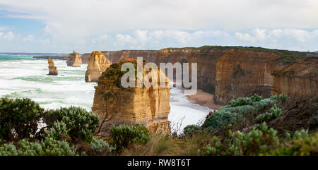 La sezione dei dodici Apostoli lungo la Great Ocean Road e South Victoria, Australia Foto Stock