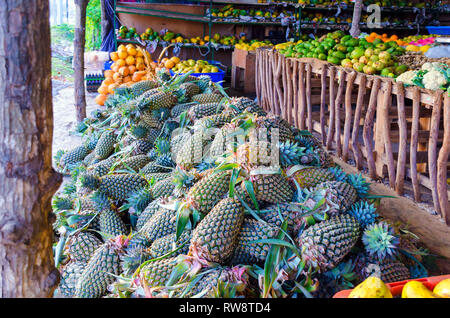 Mercato della frutta in Sri Lanka. Ananassi freschi e altri frutti tropicali sulla strada del mercato in Asia. Foto Stock