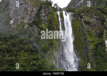 Signora bowen cade Milford Sound close up, girato nel corso della crociera Foto Stock