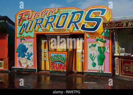 Funny specchi, un vecchio quartiere fieristico attrazione, Black Country Living Museum, Dudley, Regno Unito Foto Stock