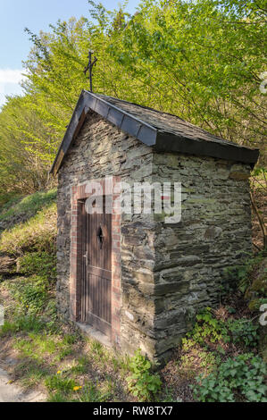 Una piccola cappella vicino a La Roche-en-Ardenne lungo la distanza lungo il sentiero GR57 Sentiers de l'Ourthe, che conduce attraverso le Ardenne in Belgio. T Foto Stock