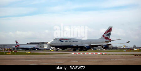Un British Airways Boeing 747 taxi a sud la pista di atterraggio all' Aeroporto di Heathrow a Londra ad ovest Foto Stock