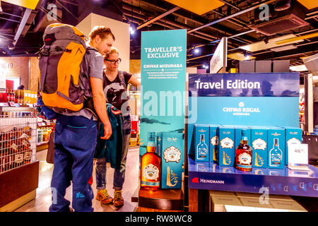 People shopping prima della partenza nel Duty free shop sull aeroporto di Vienna, Chivas Regal Foto Stock