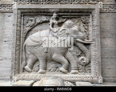 Bassorilievo in pietra con elefante sulla parete dello Sri Dalada Maligawa (il Tempio della Reliquia del Dente, tempio del Dente del Buddha), Kandy, Sri Lanka. Patrimonio mondiale UNESCO Foto Stock