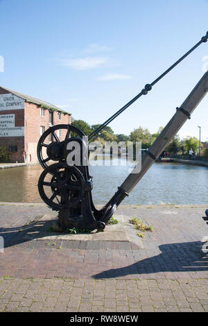 Ripristinato gru a mano e abbandonata Shropshire Union Canal magazzino in Llangollen Canal a Ellesmere Shropshire Inghilterra Foto Stock