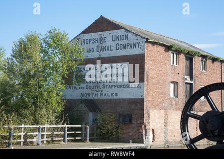 Derelitti Shropshire Union Canal magazzino in Llangollen Canal a Ellesmere Shropshire Inghilterra Foto Stock