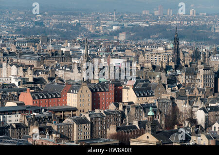 Vista da Salisbury Crags verso Princess Street e il Monumento di Scott in una giornata di sole, Edimburgo, Scozia Foto Stock