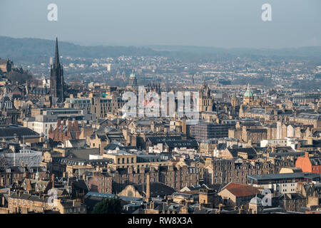 Vista da Salisbury Crags verso il centro di Edimburgo in una giornata di sole, Scozia Foto Stock