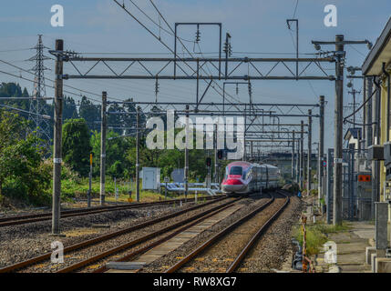 Akita, Giappone - Sep 27, 2017. Shinkansen treno che ferma alla stazione di Akita, Giappone. Poiché anni sessanta, Shinkansen ha trasportato più di 5.6 billi Foto Stock