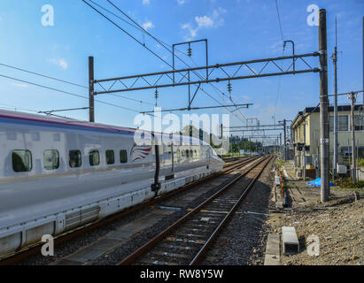 Akita, Giappone - Sep 27, 2017. Shinkansen treno che ferma alla stazione di Akita, Giappone. Poiché anni sessanta, Shinkansen ha trasportato più di 5.6 billi Foto Stock